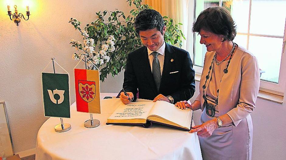 Natürlich durfte auch ein Eintrag in das Buch der Stadt Meerbusch nicht fehlen: Shuhei Azuma und Bürgermeisterin Angelika Mielke-Westerlage.