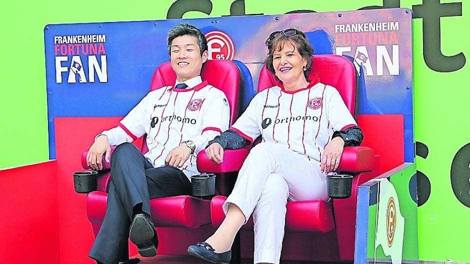  Platz nehmen im Fortuna-Triko in der Fan-Lounge von Fortuna. Auch das hat dem japanischen Bürgermeister gut gefallen. 