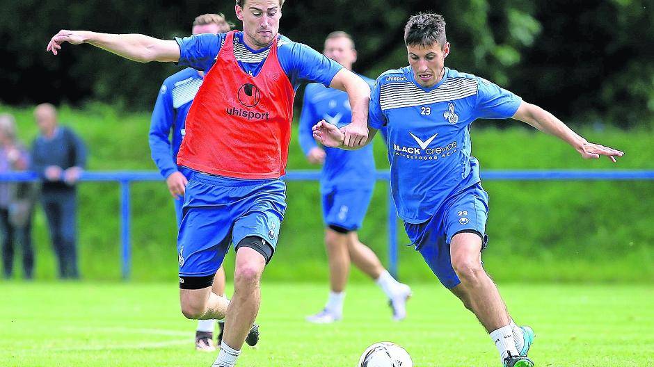 Zwei Gewinner der bisherigen Saison: Taktgeber und Antreiber Fabian Schnellhardt im Trainingsduell mit Innenverteidiger Dustin Bomheuer, der zuletzt zwei ganz souveräne Auftritte in Münster und gegen Mainz ablieferte.