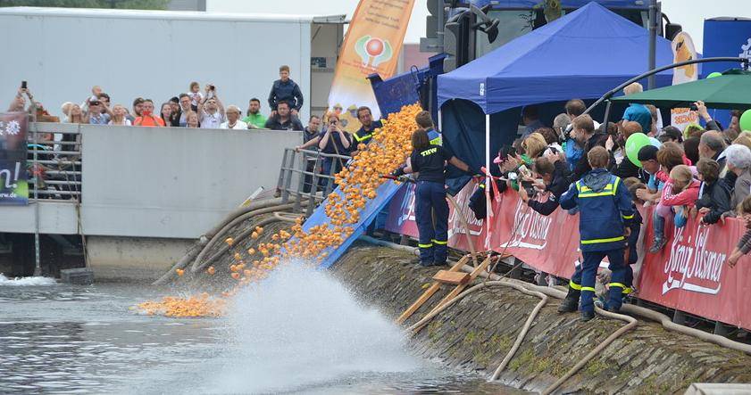 Vom Lkw des Technischen Hilfswerks ging es dann in das Becken des Innenhafens. Dann...