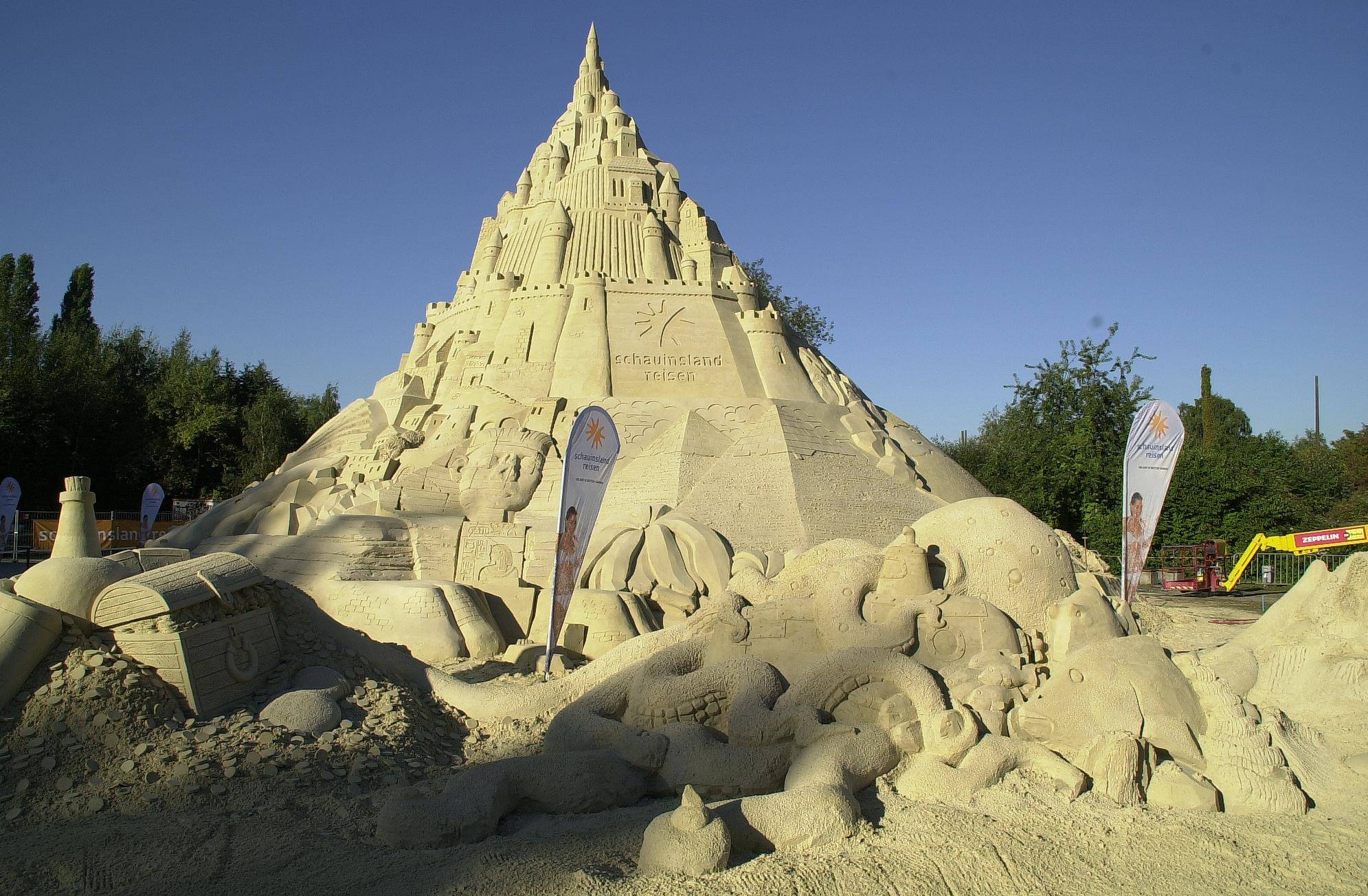 Im Vordergrund gibt es ein prächtiges Bild, wofür auch die kleineren Skulpturen vor...