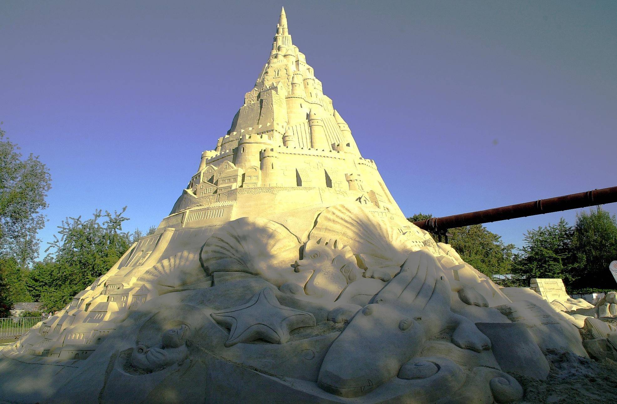 Inzwischen ist die Sandburg fast überall fertig...