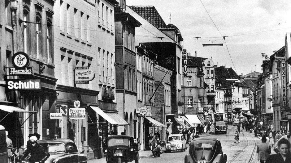 Die Neustraße hat in den letzten Jahrzehnten einen tiefgreifenden Wandel in Architektur...
