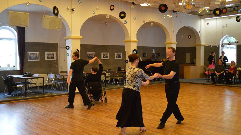 Montags übt das Paar beim "Freien Training" beim TTC Schwarz-Gold...
