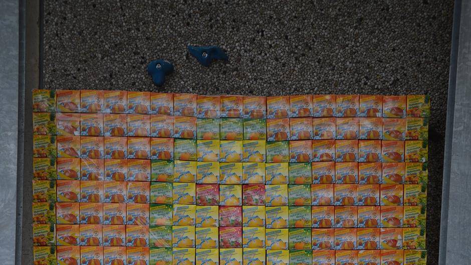 Während des Sammelns entwickelte sich die Idee zu diesem Mosaik, das aus 437 Päckchen...