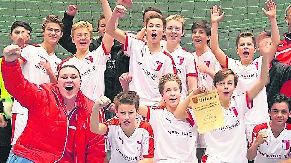  Geehrt wurden die Teams von Karl-Heinz Rütten (r.) vom Stadtsportverband und Michael Börgers (l.) von der Volksbank Meerbusch, die bereitwillig alle Pokale und Medaillen für dieses Turnier sponserte. 