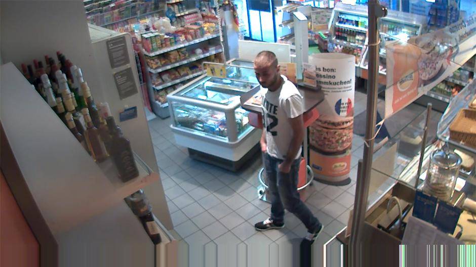  Mit diesem Foto fahndet die Polizei nach dem Täter.  