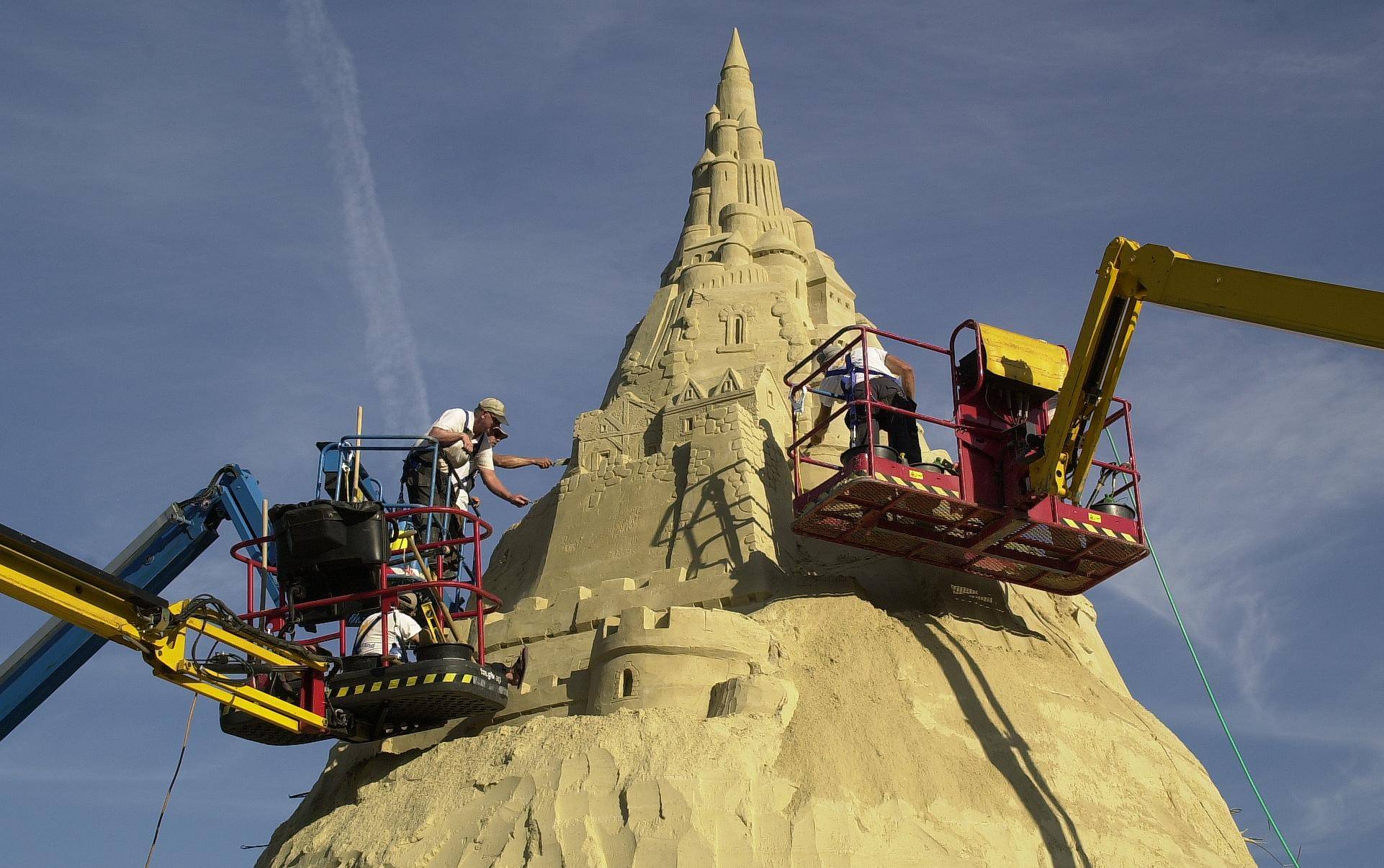 Im oberen Bereich kann man derzeit aber nur mit dem Hubsteiger arbeiten. Das kostet...