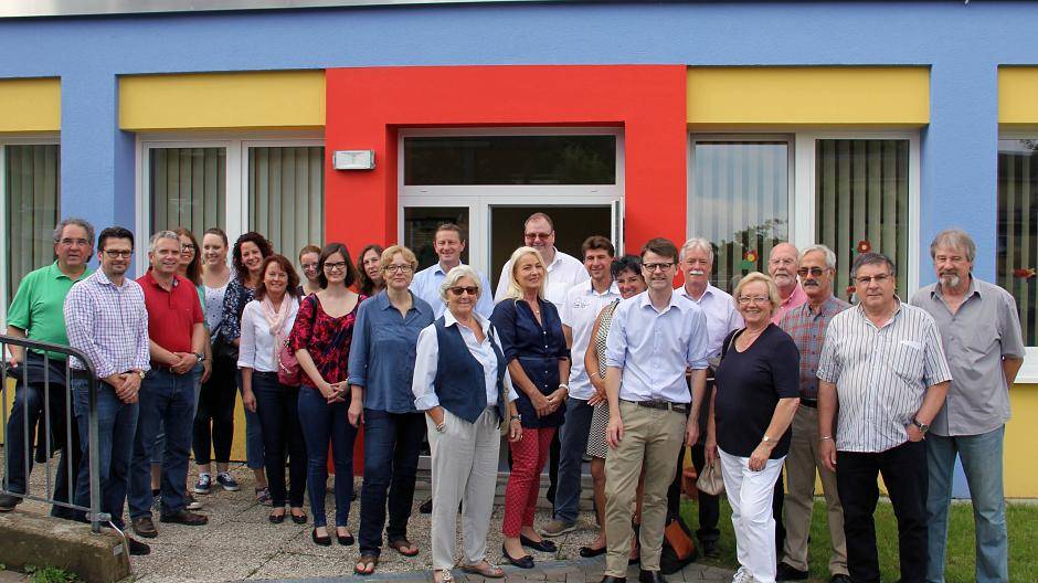 Vertreterinnen und Vertreter aus Rat und Verwaltung haben an der Rundfahrt zu den Bauprojekten der städtischen Tochtergesellschaft PRO:SA Projektgesellschaft Schulsanierung Moers mbH teilgenommen.