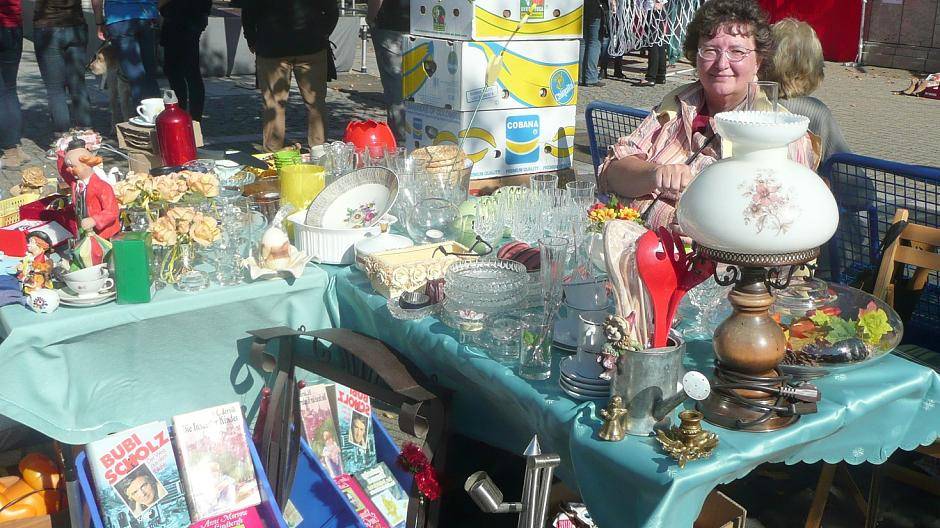 Die Trödler und Händler machen bereits morgens den...