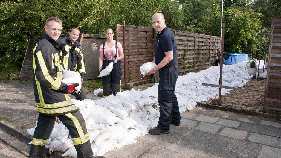 Feuerwehrleute bei den Sicherungsarbeiten.