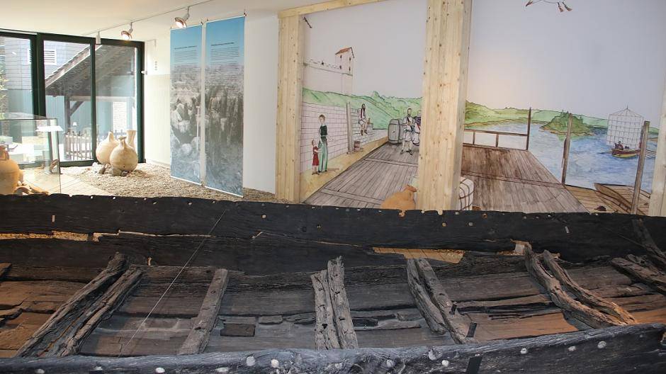 Das 1200 jahre alte Holzboot vor dem...