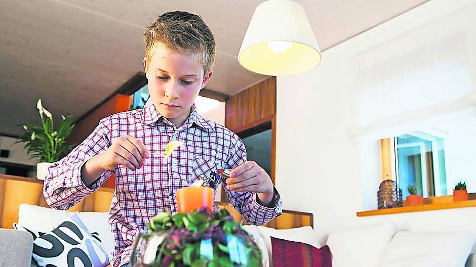 Echte Kerzen sind stimmungsvoll, aber auch gefährlich. Häufig sind sie die Ursache für Brände in der Weihnachtszeit.