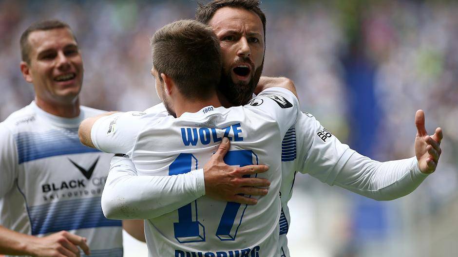 Zlatko Janjic wird von Flankengeber Kevin Wolze nach dem Führungstreffer...