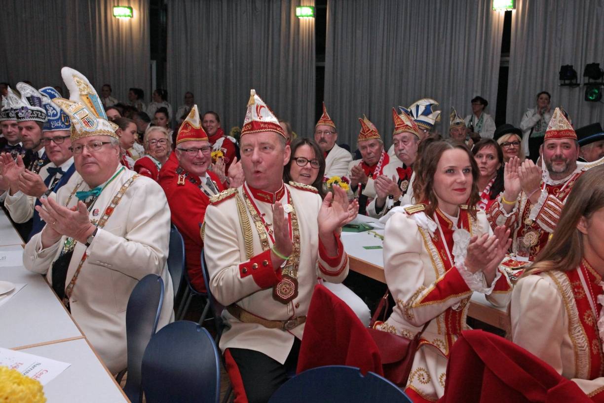  Zahlreiche Abordnungen befreundeter Karnevalsvereine wohnte dem Hoppeditz-Erwachen der Narrenzunft Homberg bei. 