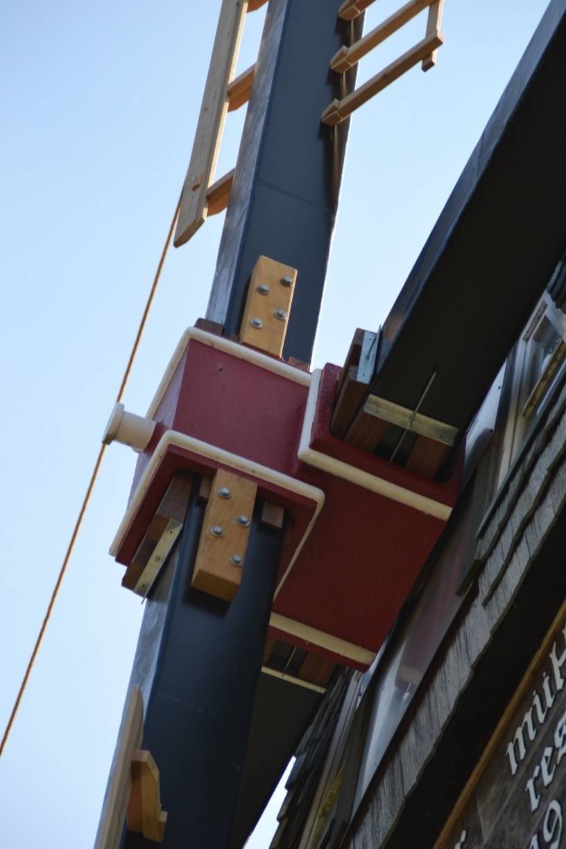  Die Stahlruten durchkreuzen die gusseiserne Wellenkappe. 