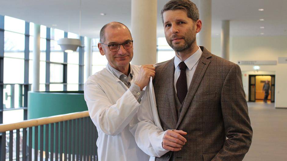  Kittelübergabe: Professor Dr. Rudolf Leuwen (l.), ärztlicher Direktor des Krefelder Helios-Klinikums, hilft dem neuen Chefarzt der Thoraxchirurgie Dr. Martin Hohls in seine weiße Dienstkleidung. 