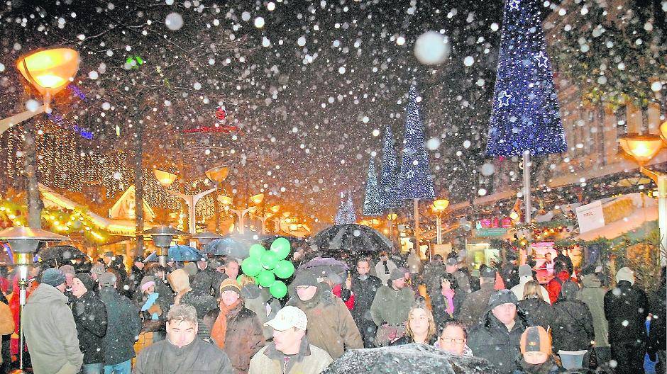 Citymanagerin Dagmar Bungardt, Stadtwerke-Pressesprecher Thomas Kehler, Duisburg Kontor Geschäftsführer Peter Joppa und Altstadt-Quartiersmanager Yvonne Bleidorn freuen sich auf den Start des Weihnachtsmarktes (v. links).