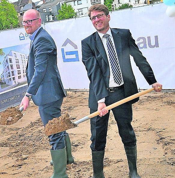  Oberbürgermeister Sören Link und Dr. Volker Flemming (vl) von der blankbau-Gruppe gaben den Startschuss mittels Spaten. 