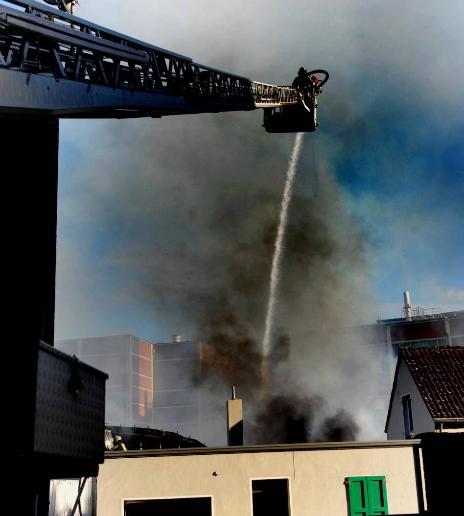  Die Feuerwehr bei den letzten Löscharbeiten. 