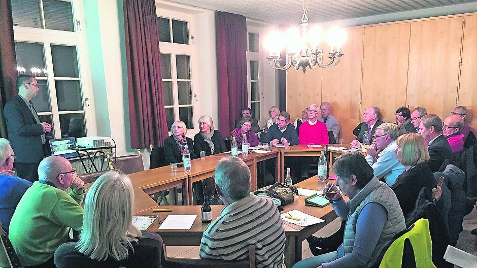 Aufmerksam lauschten Mitglieder des Vereins Freunde und Förderer des Stadtparks Fischeln (an der Stirnseite des Tisches Vorsitzender Bernd Scheelen) auf ihrer Jahreshauptversammlung 2016 den Ausführungen von Gastredner Eckart Preen (links, stehend), Geschäftsführer der Wirtschaftsförderungsgesellschaft Krefeld mbH, zum Gewerbegebiet Fichtenhain.