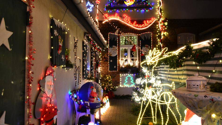 "Frohe Weihnachten" - der beleuchtete Schriftzug hängt erstmals an der...