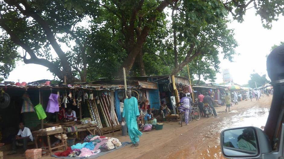  Eine Momentaufnahme aus der gambianischen Hauptstadt Banjul. Hier ist nicht nur die medizinische Versorgung schwierig. Foto: Friedensdorf International 