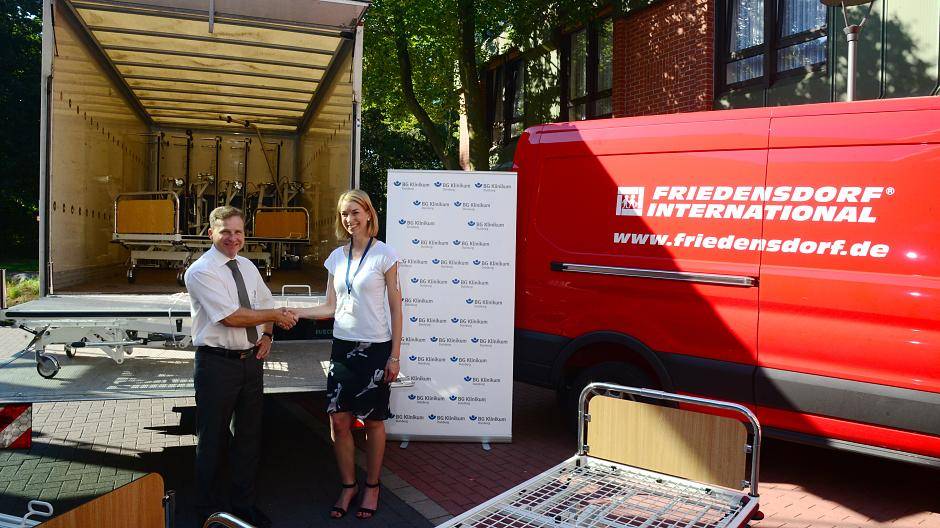  Partner für Gambia: Maria Tinnefeld von Friedensdorf International sowie Geschäftsführer Ralf Wenzel vom BG Klinikum Duisburg bei der Verladung der Hilfsgüter. 