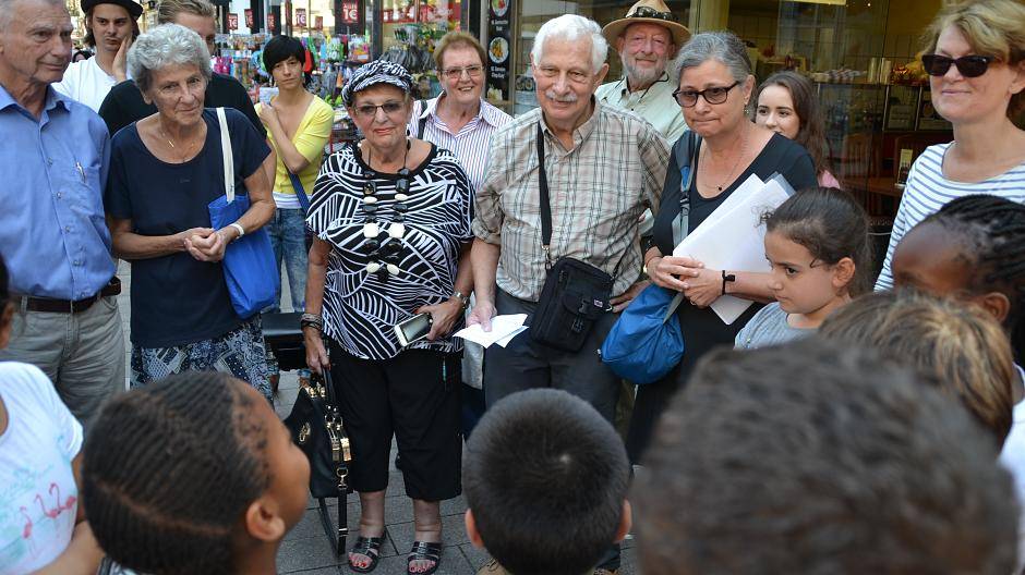  Susan und Ron Isaacson (v.r.), aus Seattle bzw. New Jersey angereist, setzten mit ihre Besuch in Duisburg ein starkes Zeichen für die Hoffnung und gegen das Vergessen. 