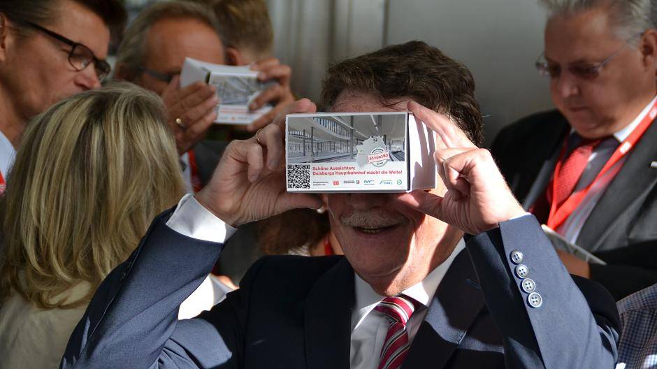 ... und Minister Mike Groschek bestaunen via App und Guckkasten eine virtuelle...