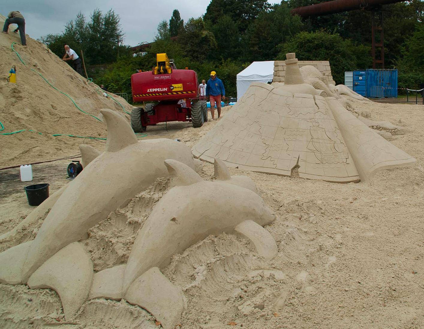 Vorne verzaubern einen auch die kleinen Vorelemente, die von einzelnen Sandkünstler...