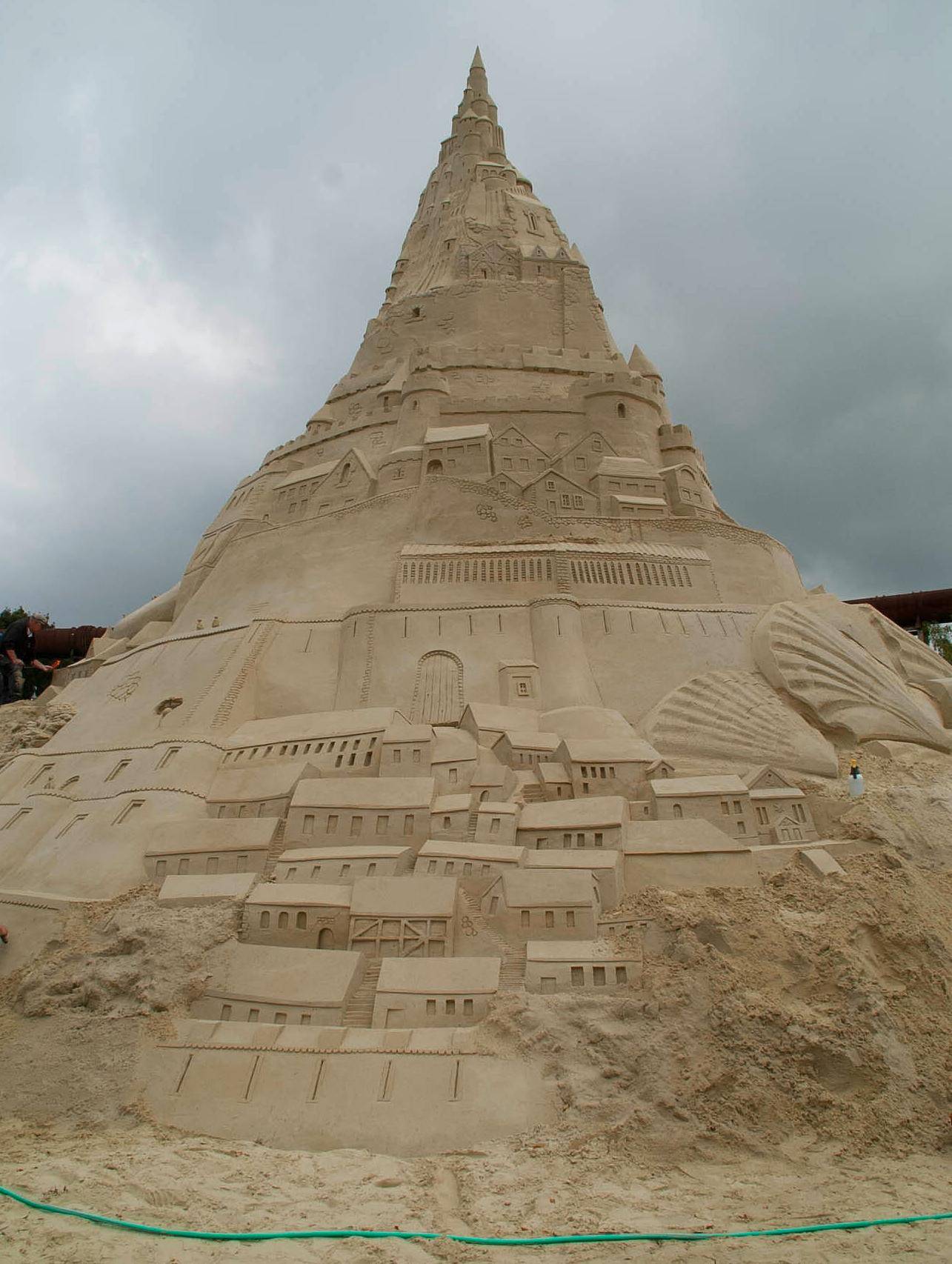 Im hinteren Teil erreichen die Gestaltungen schon den "Fuß" der...