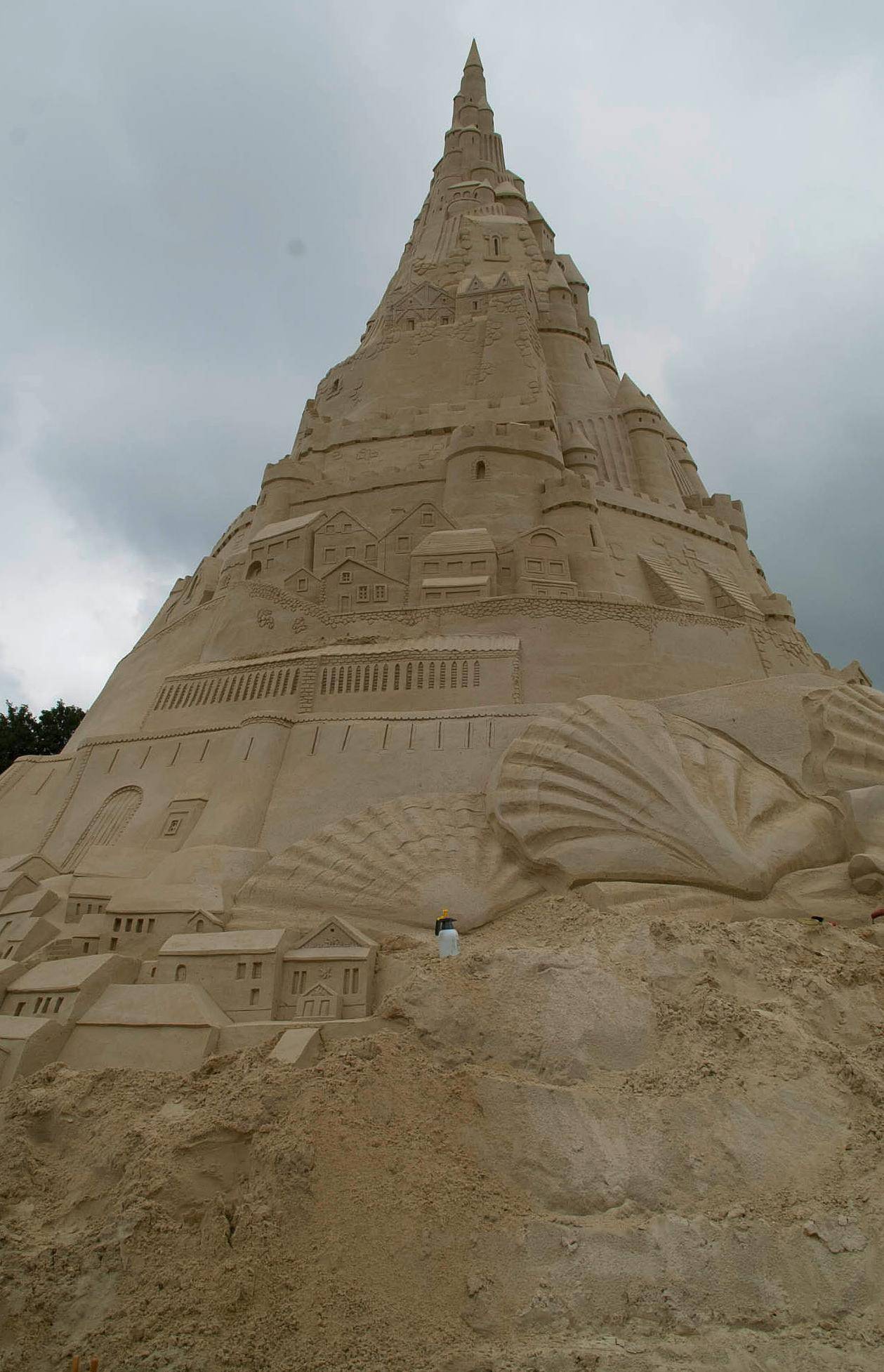 Wer sich dann auf den "Rundgang" um die Burg macht, sieht viele neue Elemente. Von der...