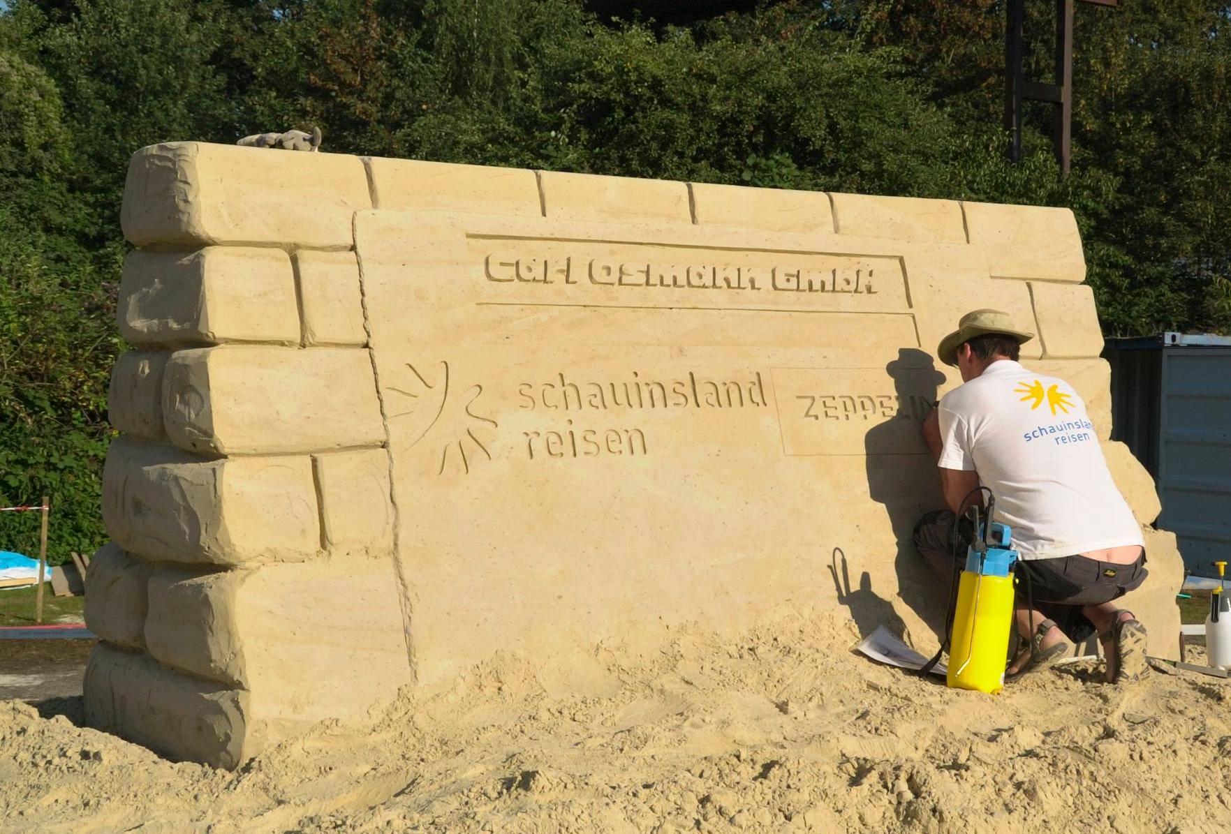 Auf der Sponsorenwand sind inzwischen auch schon die ersten Einträge...