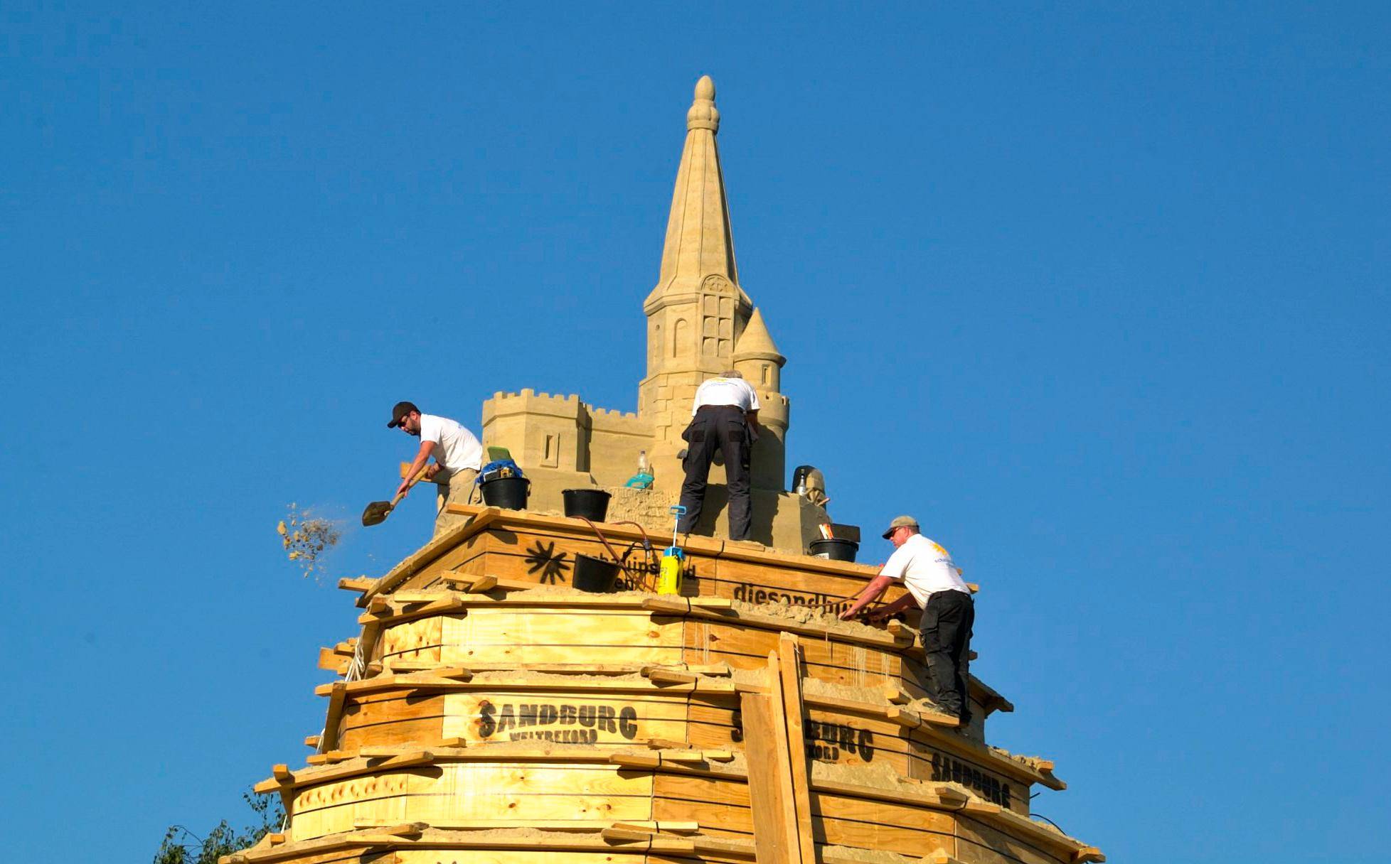 Neben den "Schnitzwerkzeugen" kommt inzwischen auch immer öfter die Schüppe zum...