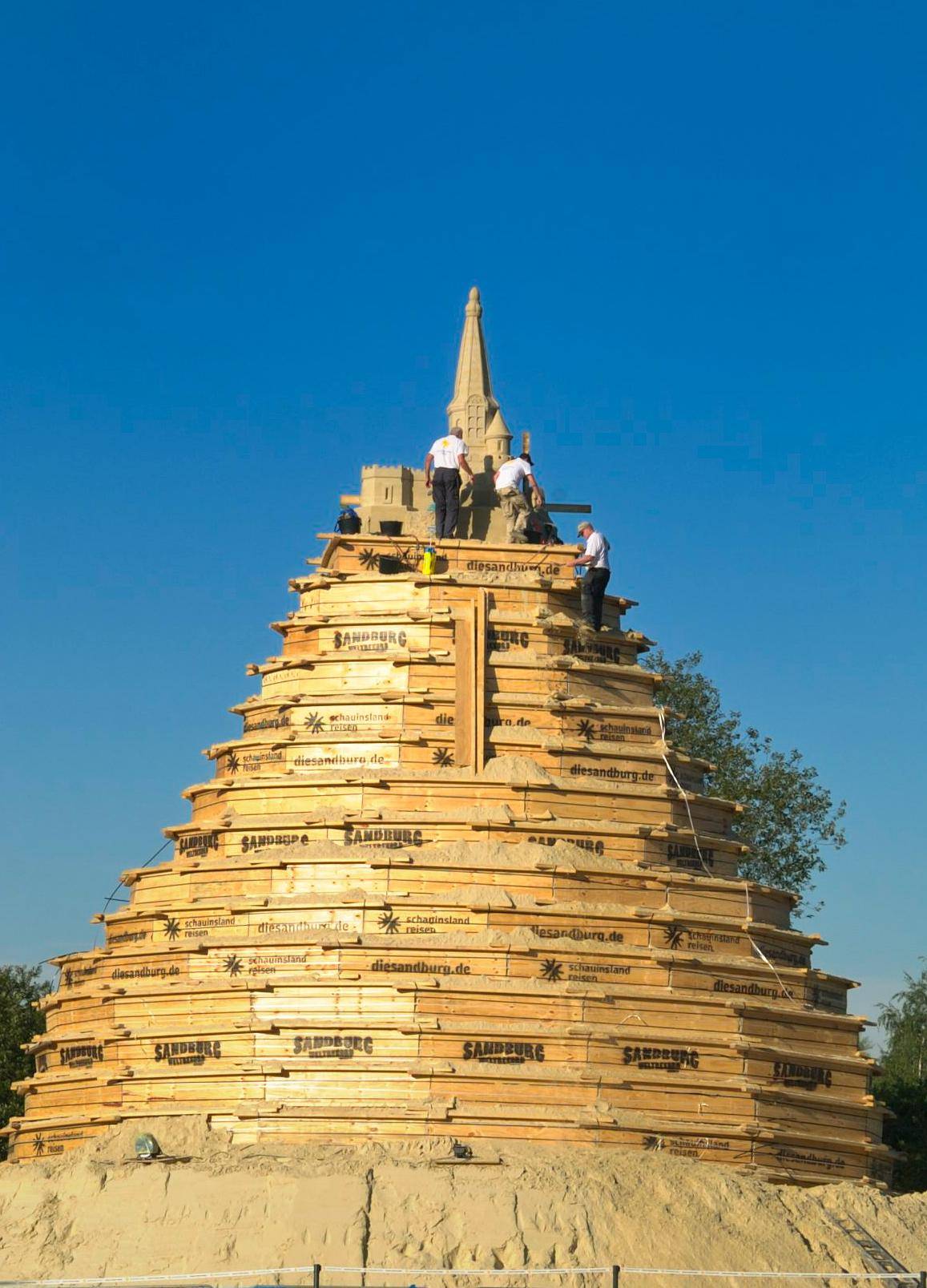 Schon von Weitem sieht man den...