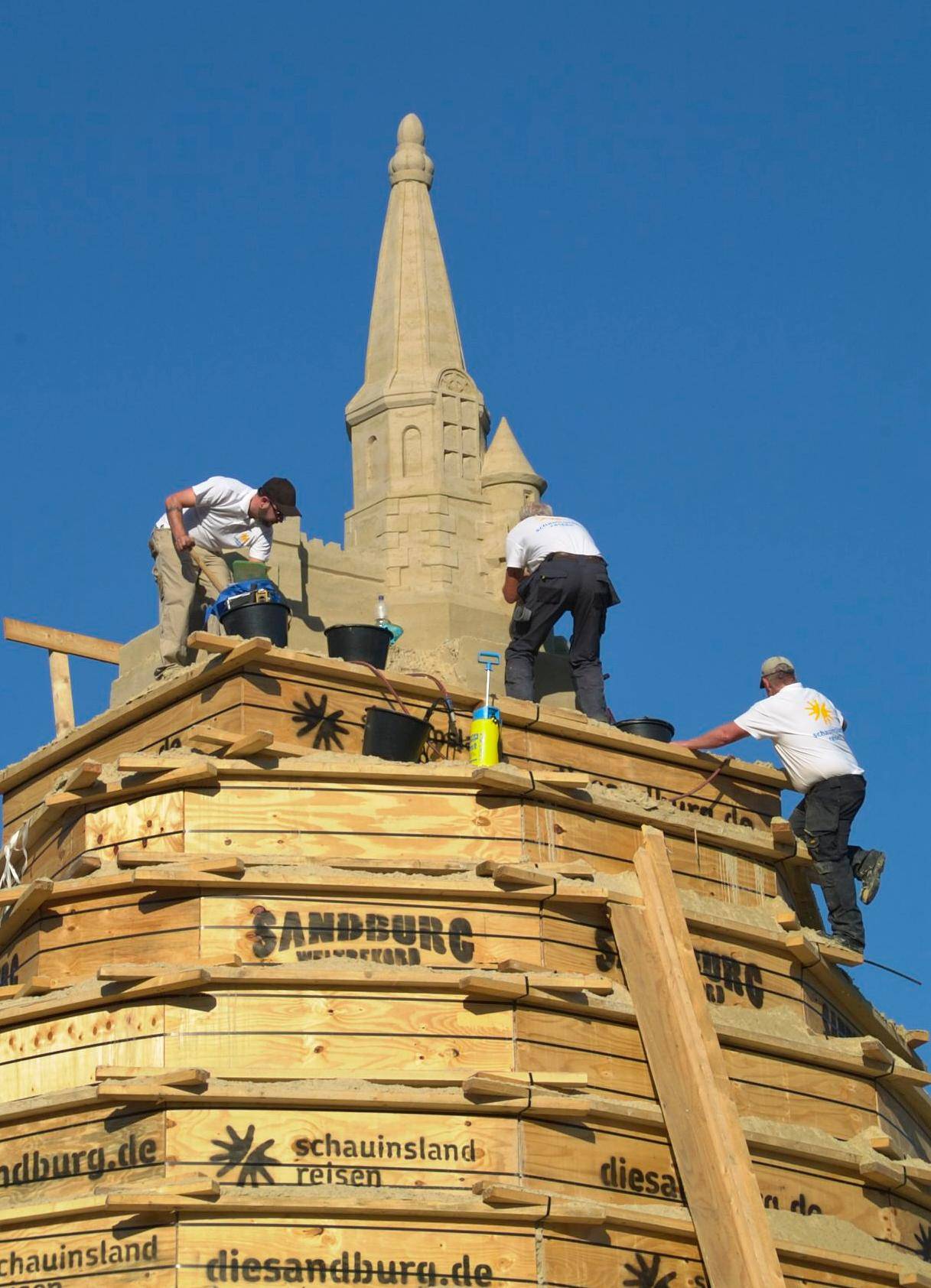 Heute sollen zwei weitere Holzverschalungsebenen abgebaut werden. Morgen kann man dann...