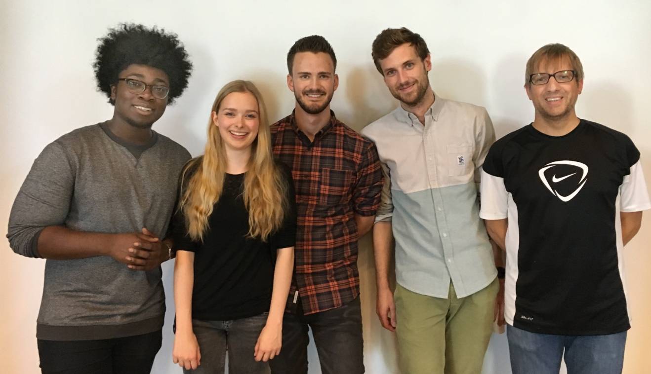 Die YouTuber (v.l.) Clement („ClementDavis“), Lisa („ItsColeslaw“), Mats („let’s denk“) und Ben („SOundSOgesehen“) wollen ihre interaktive Vortragsreihe an Schulen im Jahr 2017 fortführen. Lehrer Jens Jüttner (r.) vom Lise-Meitner-Gymnasium in Anrath ermöglichte den ersten Vortrag der Reihe.