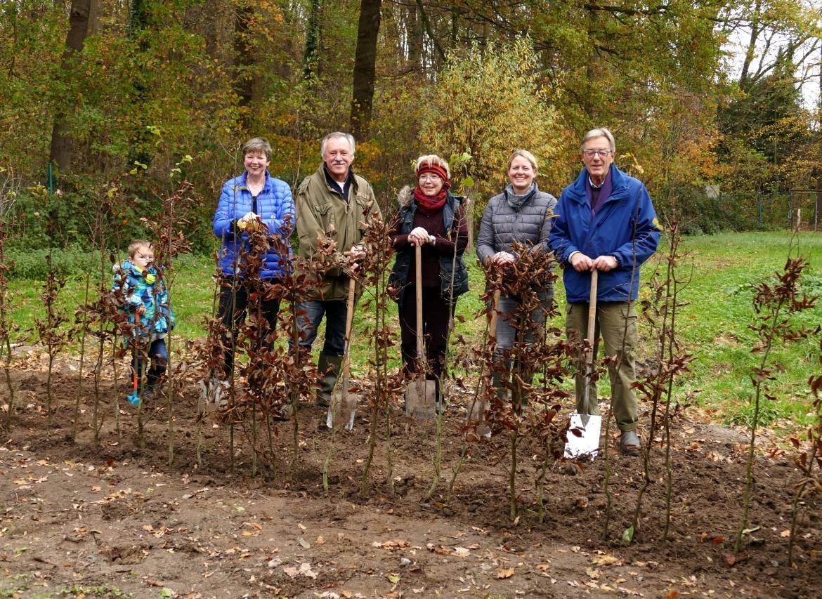  Beim Einsatz mit Hacke und Schaufel (v.l.): Birgit Jahrke und Herbert Kättner vom Museumsverein, Jenny Hengsten, Maren Rose-Hessler und Rolf Brandt vom NABU-Grefrath. 