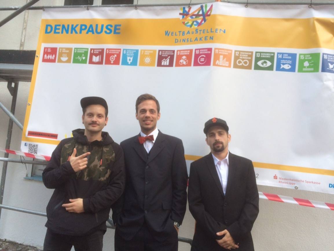 Die Künstler: Chilene Marcos Reych, Julian Schimanski und Tim Blankenstein vor dem Dinslakener Weltbaustellen-Haus.