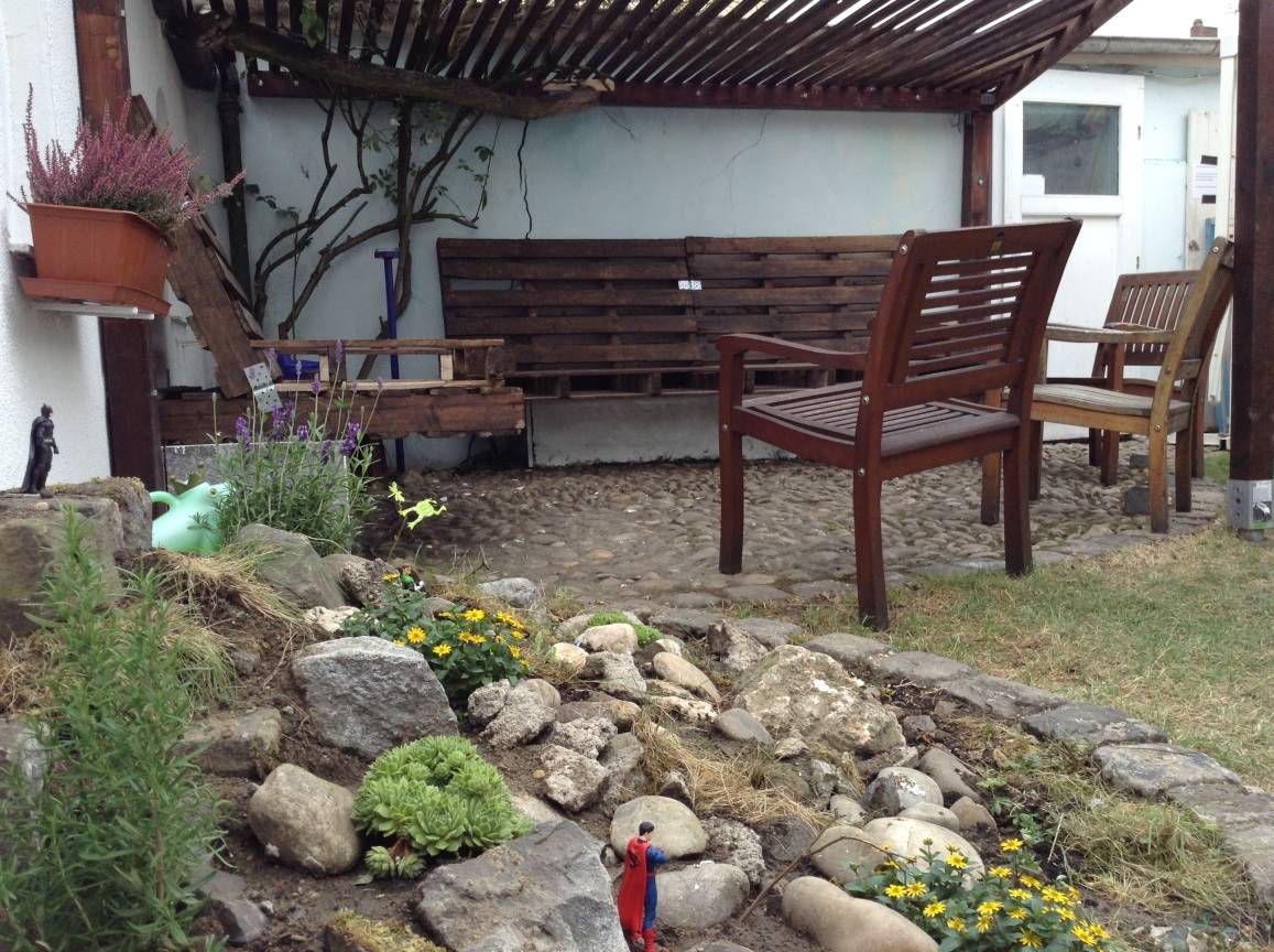 Auch der Garten des Hexenhäuschens hat eine Weltbaustellen-Kur erhalten. Hier haben junge Flüchtlinge aus Dinslaken, Voerde und Hünxe mit gearbeitet.