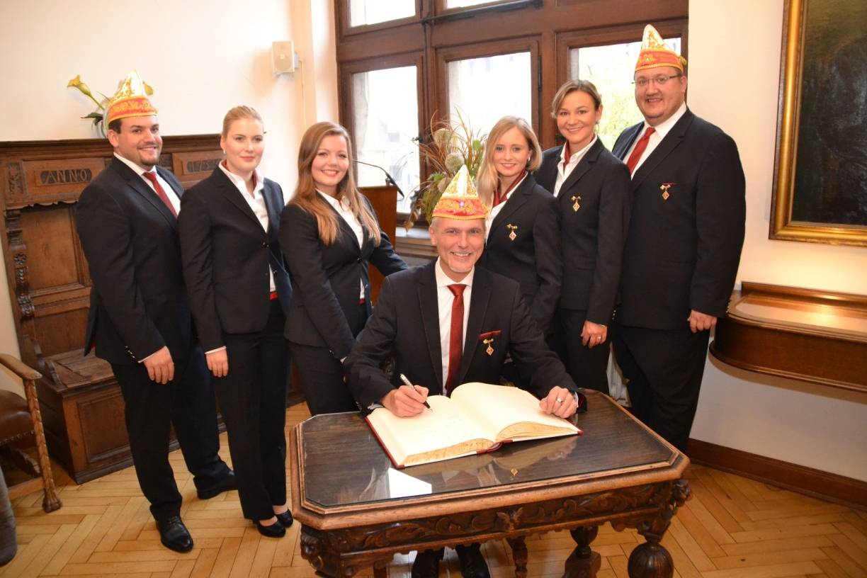 Mark I. und Gefolge beim Eintrag ins Gästebuch der Stadt.