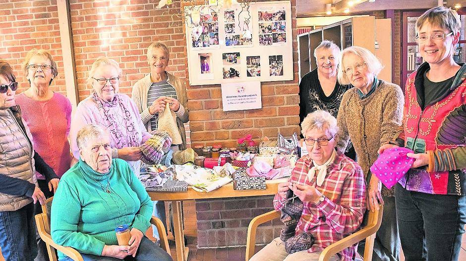 Der Kreativkreis in der Versöhnungskirche mit Pfarrerin Karin Schwark.