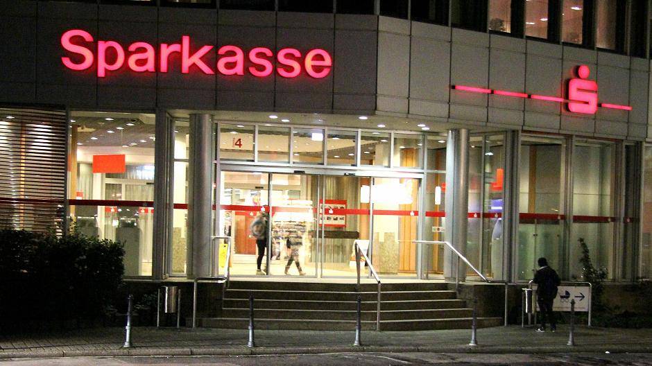  Die Sparkasse am Ostring schließt am 22. November für wenige Stunden ihr Foyer. 