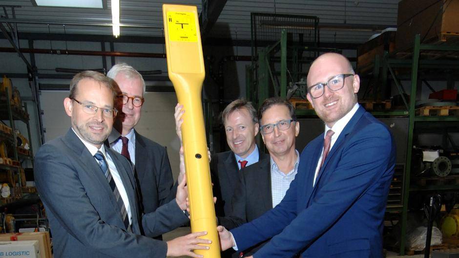 Bereichsleiter Netzbetrieb Frank Rathlev, Netzentwickler Philipp Behmer, Thyssengas CEO Dr. Axel Botzenhardt, technischer Geschäftsführer Bernd Dahmen und Oberbürgermeister Sören Link freuen sich, dass der neue Thyssengas-Standort in Neumühl erfolgreich fertig gestellt wurde.