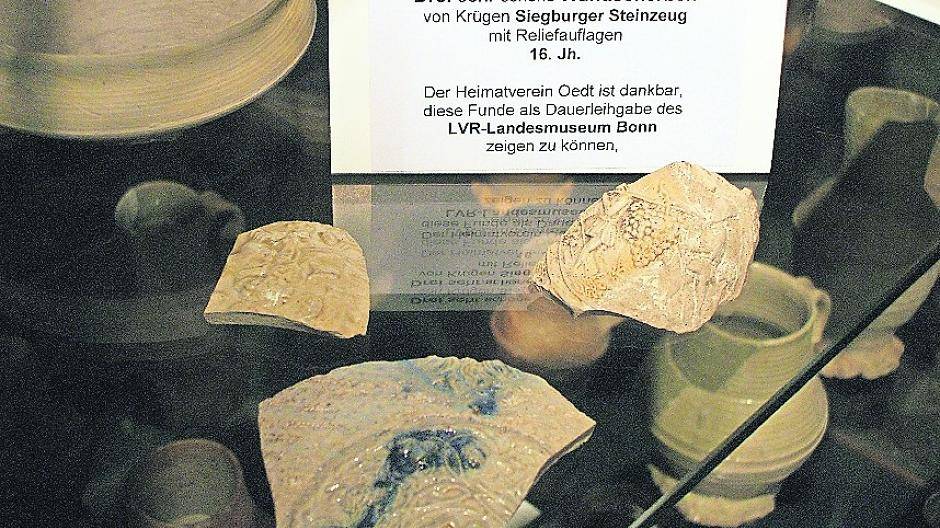  Das Heimatmuseum im Oedter Rathaus zeigt Scherben von Krügen aus Siegburger Steinzeug, die in der Nähe der Burg Uda gefunden wurden. 