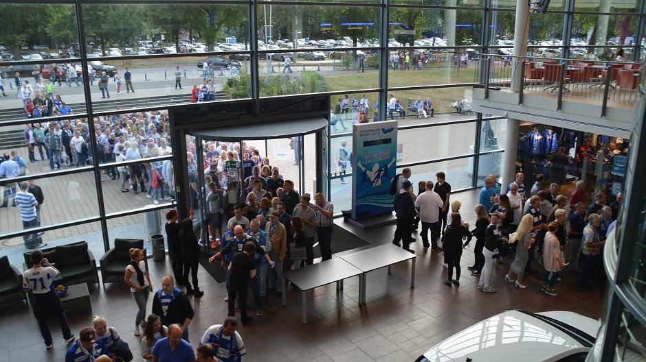 Eröffnung des neu gestalteten VIP-Bereichs eine Stunde vor dem...