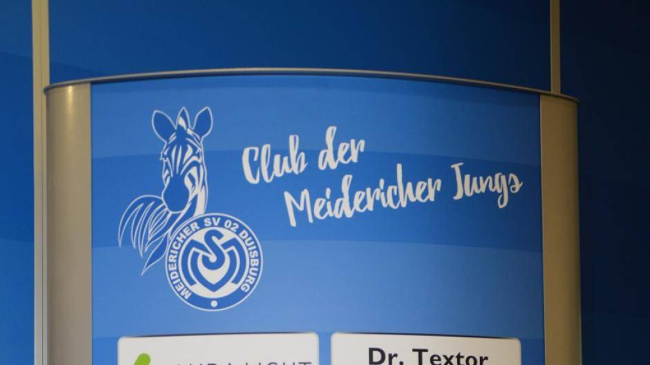 Hier sitzen neben Spielern und ihren Familien auch Sponsoren und...