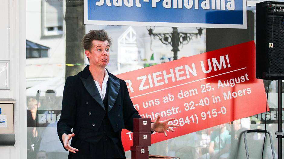 Der englische Jongleur Ben Smalls kam mit seinem Programm "MozArt!" in die...