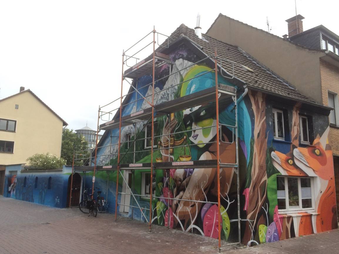 Bis Sonntagnachmittag haben die Graffiti-Artist am Wandbild gearbeitet. Am Dienstagnachmittag wurde dann das Gerüst abgebaut..